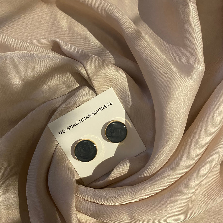 Maak je hijab compleet met de Eternal Elegance hijab magneten in zwart. Elegant en gebruiksvriendelijk. Maak je hijab compleet met de Eternal Elegance hijab magneten in zwart. Elegant en gebruiksvriendelijk.