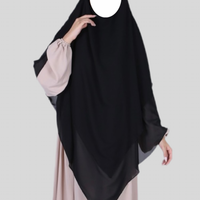 Stijl en comfort gecombineerd in de Elegance Chiffon Khimar in Black. Lichtgewicht en elegant.