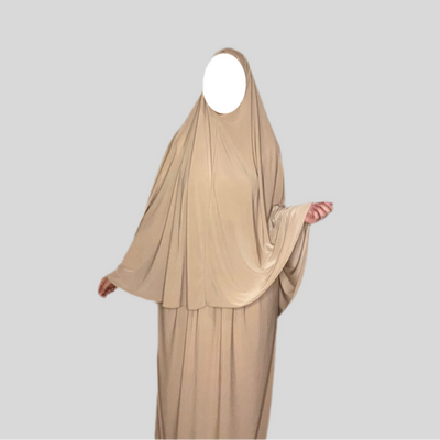 "Stijlvol en bescheiden: de Premium Jersey Set met rok en khimar. Comfortabele stof voor een elegante look."