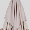 "Stijlvolle en comfortabele Medina Silk Khimar Short Inaya in Beige. Luxe en veelzijdig."