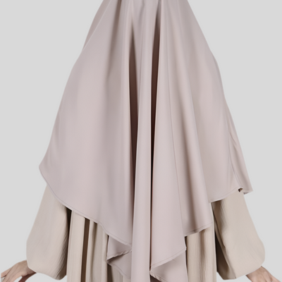 "Stijlvolle en comfortabele Medina Silk Khimar Short Inaya in Beige. Luxe en veelzijdig."