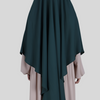 "De Medina Silk Khimar Long Inaya in Dark Green biedt stijl en bedekking met luxe stof."