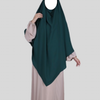 "De Medina Silk Khimar Long Inaya in Dark Green biedt stijl en bedekking met luxe stof."