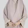 "Stijlvolle en comfortabele Medina Silk Khimar Short Inaya in Beige. Luxe en veelzijdig."