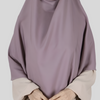 "De Medina Silk Khimar Short Inaya in Taupe biedt luxe comfort en een elegante look."