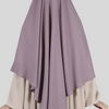 "De Medina Silk Khimar Short Inaya in Taupe biedt luxe comfort en een elegante look."