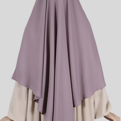 "De Medina Silk Khimar Short Inaya in Taupe biedt luxe comfort en een elegante look."