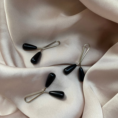 "Bevestig je hijab eenvoudig met de Pure Deen Hijab Spelden in zwart. Sterk, praktisch en elegant."